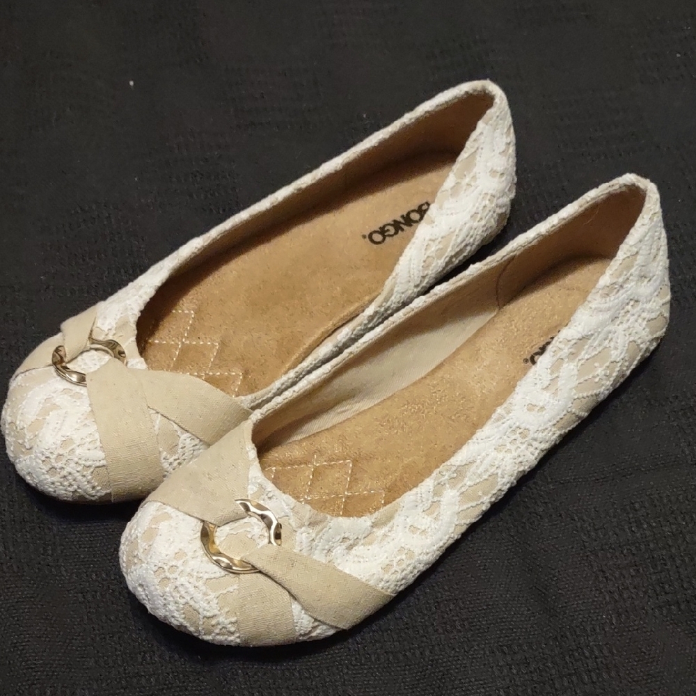 NWOT BONGO Beige Lace Flats with Buckle STRAP Detail
